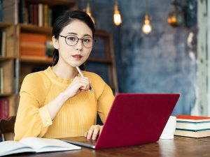 ネット検索する女性