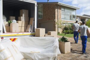 荷物が積まれたトラックの荷台