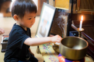 仏具と子ども