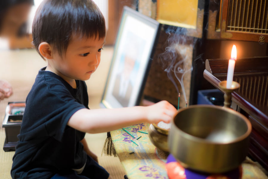 仏具と子ども