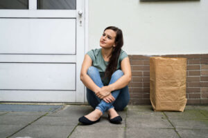 家の前で考える人